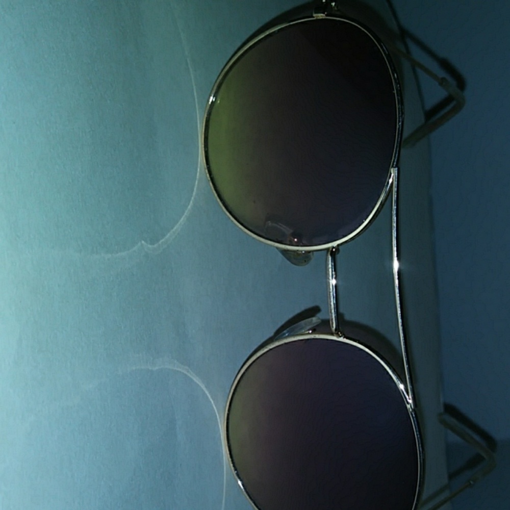 Im selling sunglasses (1pair)